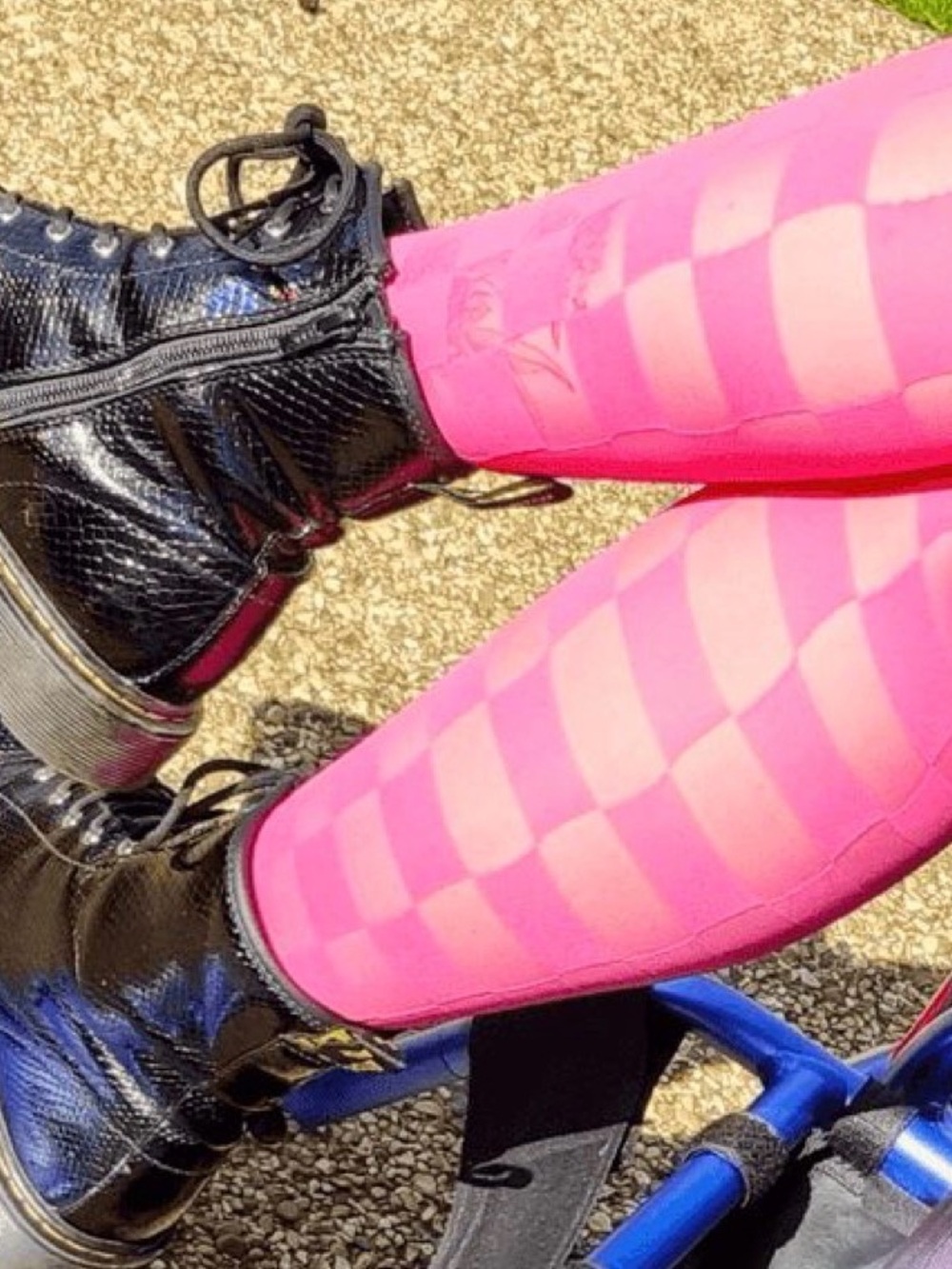 Snag tights pink checkerboard A/B